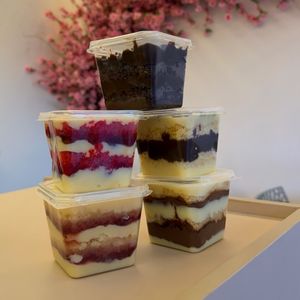 imagem do produto Torta no pote ninho com geleia de morango