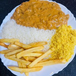 imagem do produto ESTROGONOFE DE CARNE, ARROZ, BATATA FRITA E FAROFA