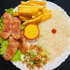 imagem do produto LINGUIÇA À BRASILEIRA COM ARROZ, BATATA FRITA, VINAGRETE E FAROFA