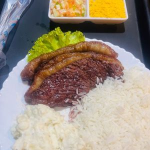 imagem do produto Picanha com batatonese, (arroz ou baião), farofa e vinagrete (serve 1 pessoa)