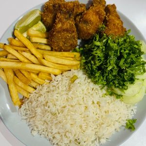 imagem do produto Franguinho kfc com arroz, farofa, batata frita e salada.