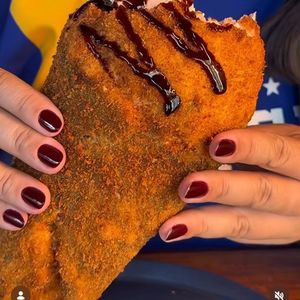 imagem do produto Temaki Fry Gigante (SEM CORTAR). 300 gramas de salmão + 100 gramas de cream cheese