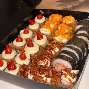 imagem do produto Combinado Kanimaki - 30 Peças (8 Hossomakis de Kani Empanado + 8 Hot Roll Kani Pimentinha + 5 Hots Kani Onions + 5 Hots Kani Nachos