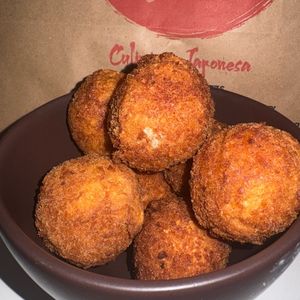 imagem do produto Porção de Bolinho de salmão grelhado com arroz e cream cheese 6 unidades