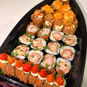 imagem do produto Barca Kanimaki - 30 Peças (8 Hossomakis de Kani Empanado + 8 Hot Roll Kani Pimentinha + 5 Hots Kani Onions + 5 Hots Kani Nachos