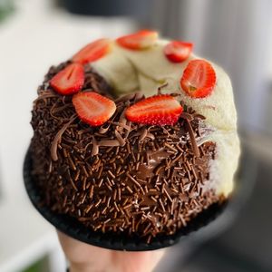 imagem do produto • CHOCOLATE COM NINHO E MORANGOS