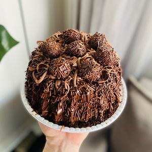 imagem do produto • BOLO VULCÃO “CHOCOLATE COM BRIGADEIROS”