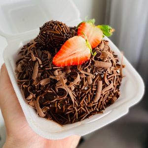 imagem do produto • CHOCOLATE + MORANGO