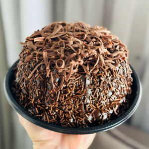 imagem do produto • BOLO VULCÃO  “CENOURA COM CHOCOLATE”