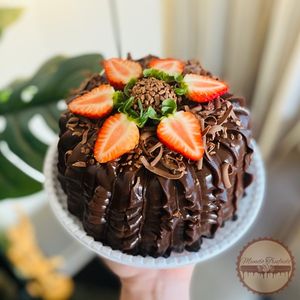 imagem do produto • BOLO VULCÃO “CHOCOLATE COM MORANGOS” 