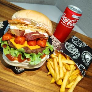 imagem do produto Burger monstro + batata frita + coca lata