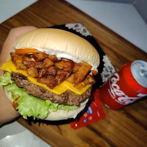 imagem do produto Super promoção Burger salada bacon + Coca Lata