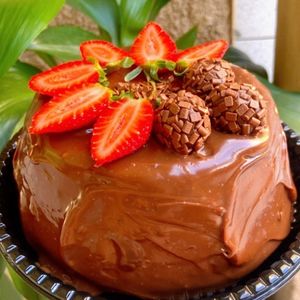 imagem do produto Bolo Vulcão com Morangos e Brigadeiros