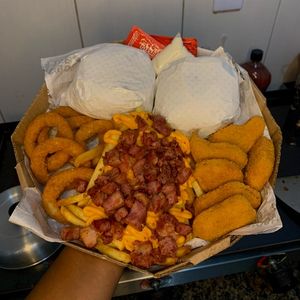 imagem do produto 2 hambúrguer + batata-frita com cheddar e bacon + 6 nuggets + 6 anéis de cebola 