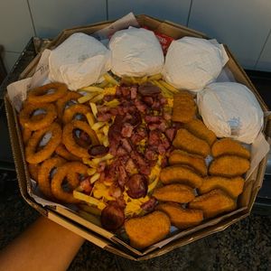 imagem do produto 4 hambúrguer + batata-frita com cheddar e bacon + 12 nuggets + 12 anéis de cebola 