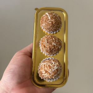 imagem do produto Trio de brigadeiros (Doce de leite com coco queimado)