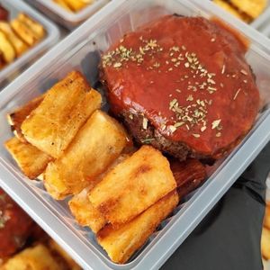 imagem do produto Carne de hambúrguer com macaxeira grelhada