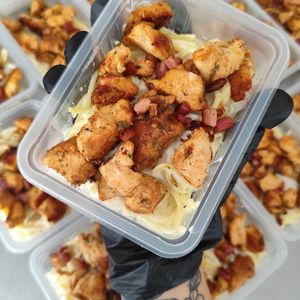 imagem do produto Espaguete ao molho branco com cubos de peito de frango grelhado e crispy de bacon