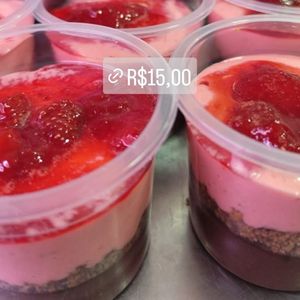 imagem do produto Mousse de morango com brigadeiro e crocante de castanhas