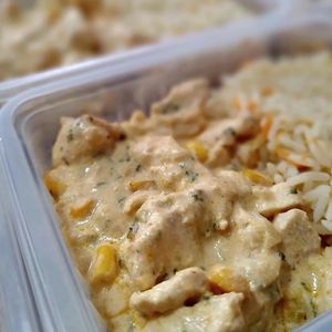 imagem do produto Estrogonofe de peito de frango acompanhado com arroz branco