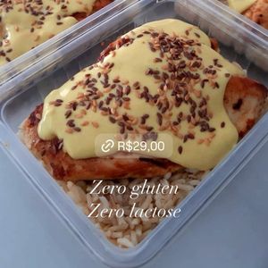imagem do produto Filé de peito de frango grelhado ao molho de mostarda e mel acompanhado com arroz 