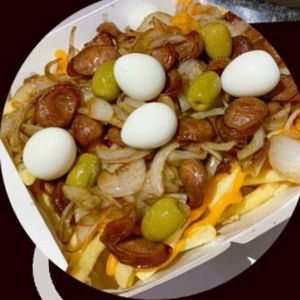 imagem do produto Batata Frita com Linguiça Acebolada, azeitona e ovo de codorna.