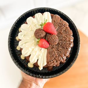 imagem do produto Afogadinho chocolate duo decorado c/ brigadeiros e morangos.