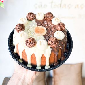 imagem do produto Bolo vulcão amanteigado com cobertura duo e brigadeiros ( serve 10 a 12 fatias )