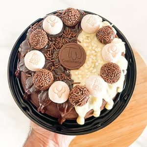 imagem do produto Bolo vulcão chocolate com cobertura duo e brigadeiros ( serve 10 a 12 fatias