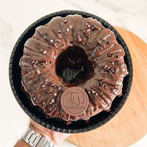 imagem do produto Bolo de chocolate com cobert ( serve 10/12 fatias )