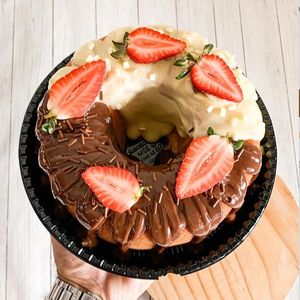 imagem do produto Bolo amanteigado duo decorado com morango ( serve 12 fatias )