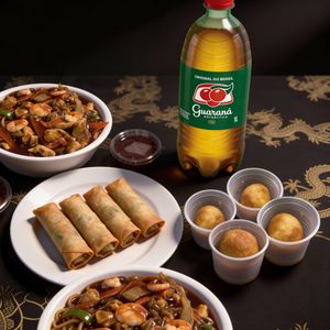 imagem do produto Yakisoba p/ 4 Pessoas completo com 4 rolinhos e guaraná litro 