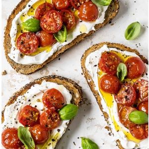 imagem do produto Bruschettas com burratta e tomate confitado (12 unidades)
