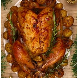 imagem do produto Tábua de frios; Chester ao molho de laranja e mel; Arroz; Farofa; Vatapá e Pudim cremoso com calda Caramelizada.