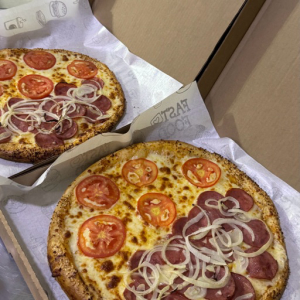imagem do produto CLONE DE PIZZZA MEIO A MEIO ( 2 pizzas grandes + refrigerante 1L)