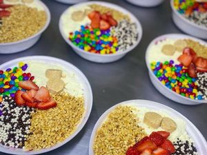 imagem do produto Dois açaí de 500ml com 5 acompanhamentos grátis cada.