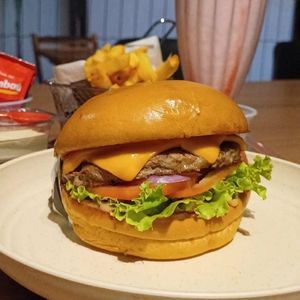 imagem do produto 02 - B. Tradicional + Fritas + Milk Shake 