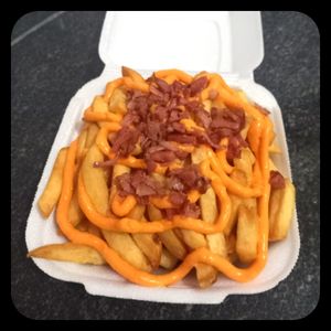 imagem do produto Batata Frita Pequena , Com Cheddar e Bacon .