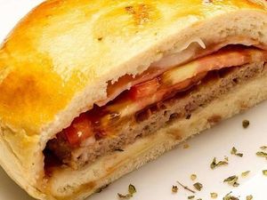 imagem do produto 1 uni - Hambúrguer recheado com presunto, queijo, cheddar e tomate.