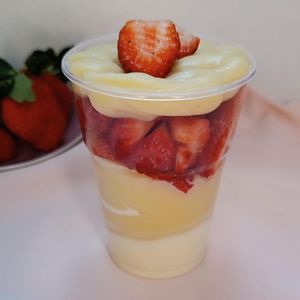 imagem do produto Copo da felicidade ninho duplo com morango 