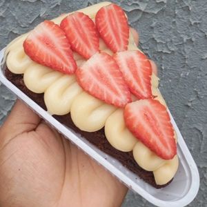 imagem do produto Fatia brownie - ninho com morango 