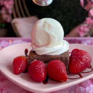 imagem do produto Brownie com Sorvete e Morangos Frescos (somente loja)