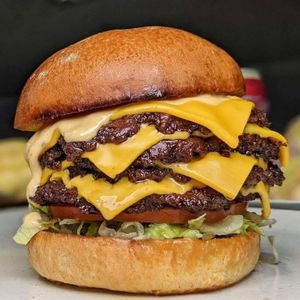 imagem do produto Burguer Triplo + Refrigerante 200 ml
