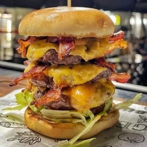 imagem do produto Burguer Triplo Bacon + Refrigerante 200ml