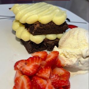 imagem do produto Browne com leite ninho + morangos 1 bola de sorvete da sua preferência 