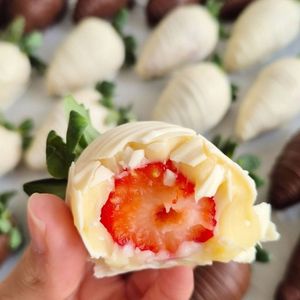 imagem do produto Bombom de morango  (chocolate branco) 