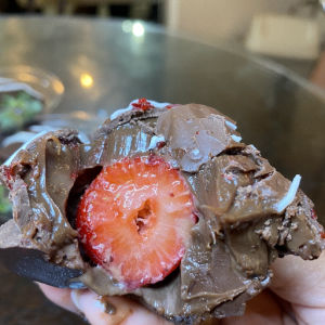 imagem do produto Morango cravejado de brigadeiro com chocolate 🍫