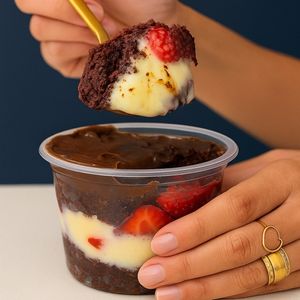 imagem do produto Bolo de pote ninho c/ brigadeiro e morango