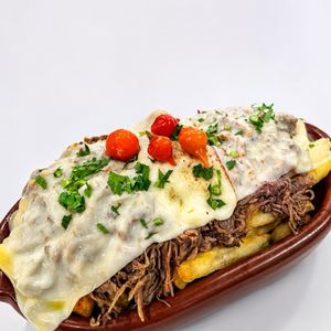 imagem do produto Batata com costela bovina desfiada 2 queijos (meia)