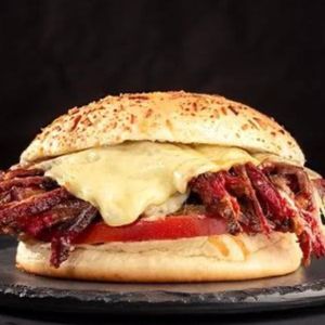 imagem do produto pão com carne em tiras e queijo 